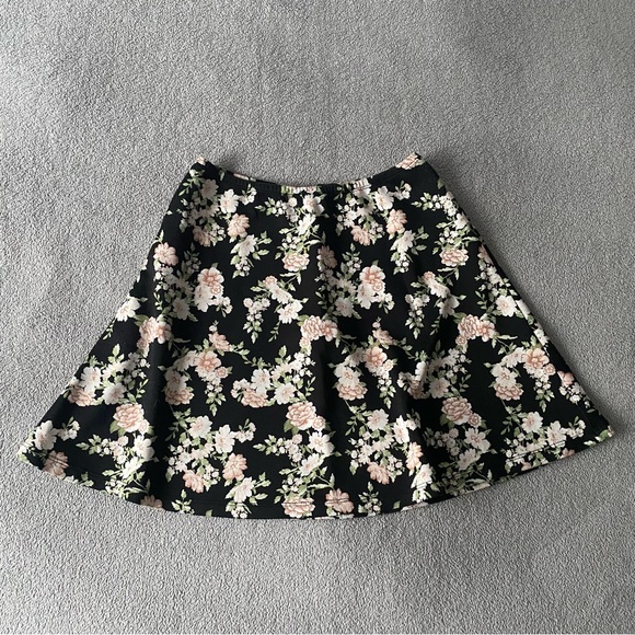 FOREVER 21 FLORAL SKATER MINI SKIRT - Picture 1 of 5
